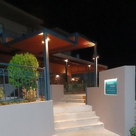 Petries Studios Agioi Apostoloi  Luaran gambar