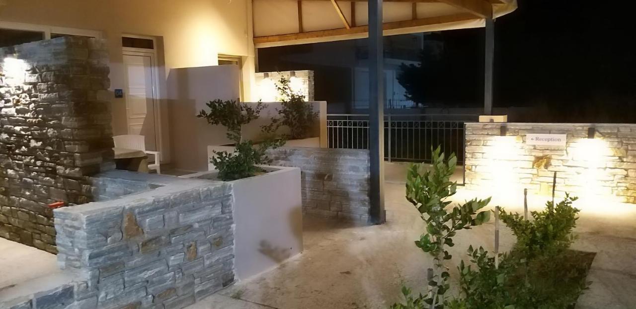 Petries Studios Agioi Apostoloi  Luaran gambar